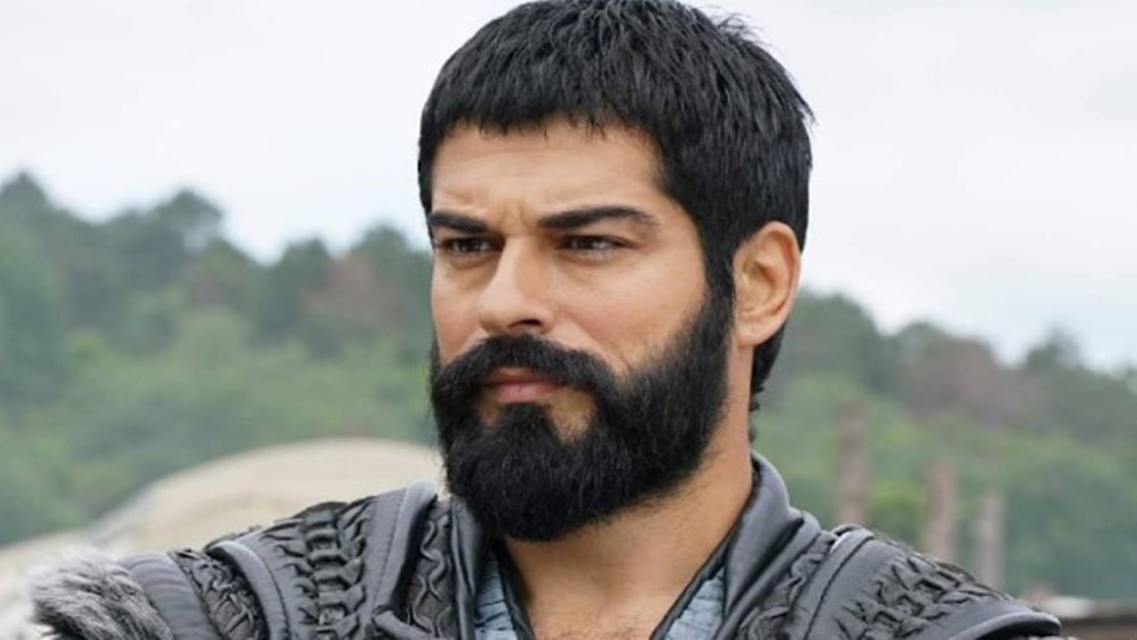 Burak Özçivit sakallarını kesti! İşte ünlü oyuncunun yeni imajı