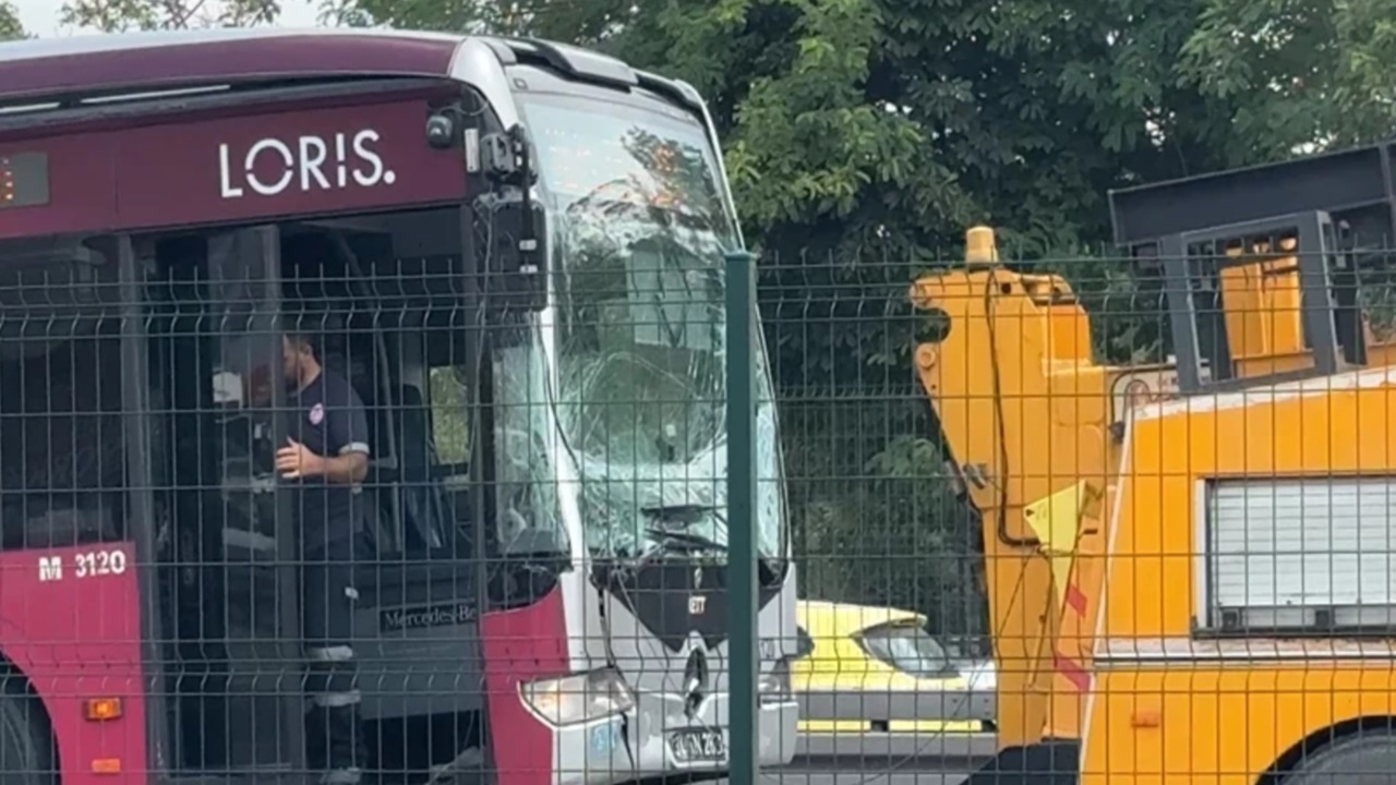 Esenyurt’ta Metrobüs Kazası: Durakta Bekleyen Araca Arkadan Çarptı