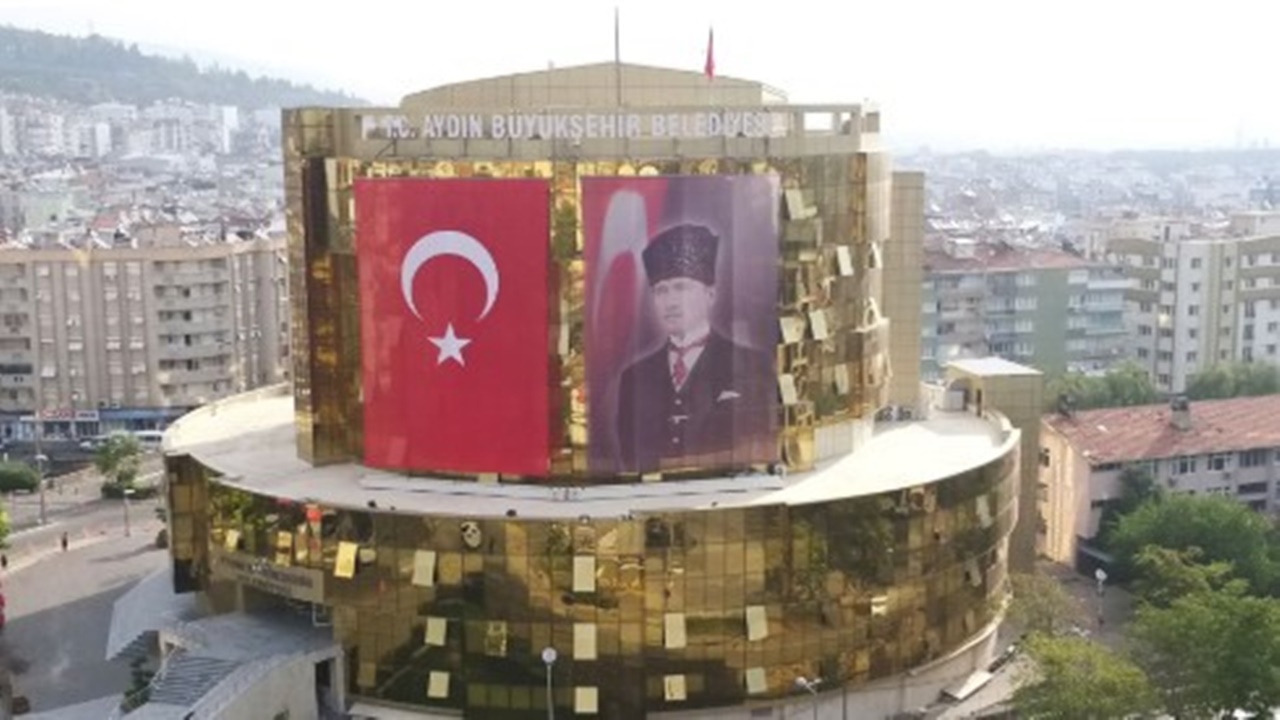 Aydın Belediyesi önüne topuklu ayakkabı bırakıldı