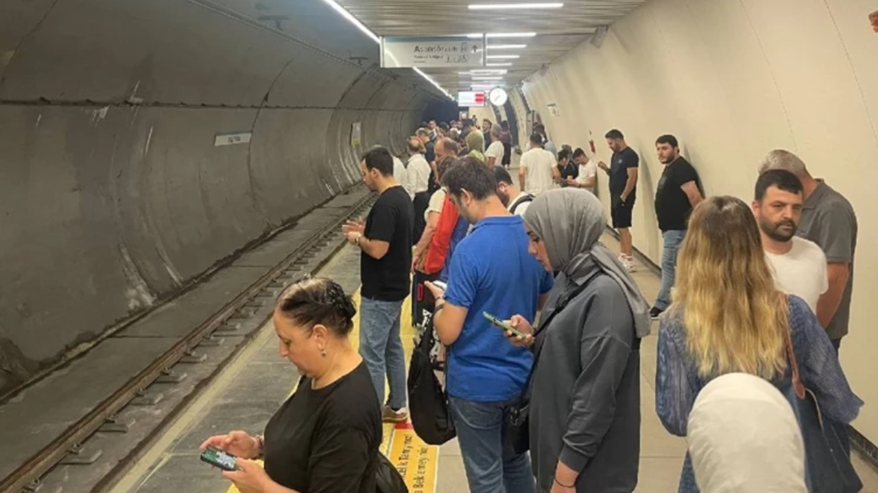 İstanbul’da Metro Arızası! Yolcular Duraklarda Mahsur Kaldı