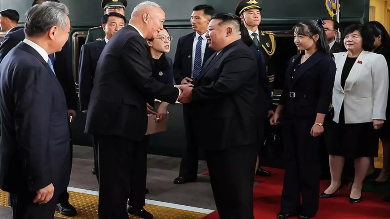 Kim Jong Un, Halefi Olarak Gördüğü 12 Yaşındaki Kızını İlk Kez Dünya Sahnesine Çıkardı