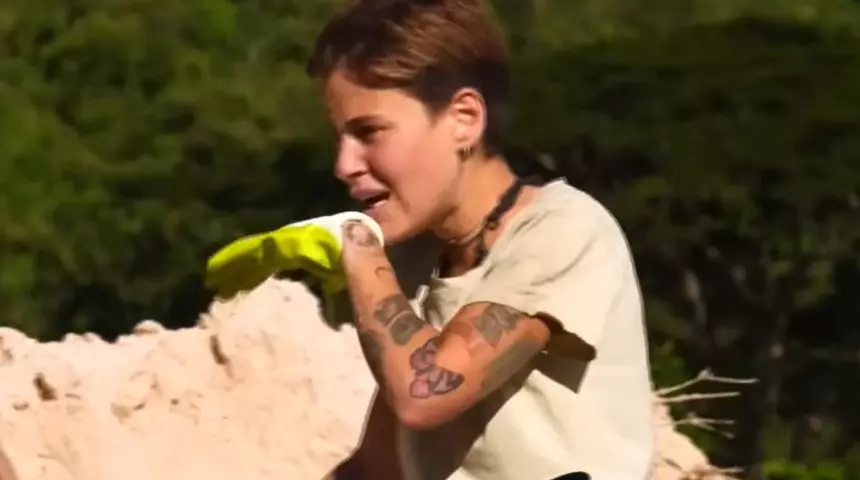 Survivor’da sinir krizi: Set çalışanına kürekle saldırdı