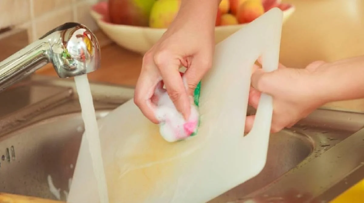 Plastik Kesme Tahtalarında Mikroplastik Riski