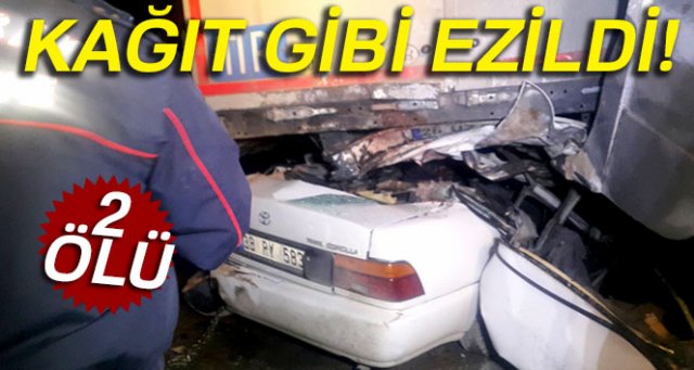 Otomobil tırın altına girdi: 2 ölü