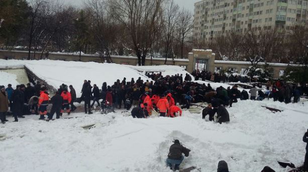 Ataköy'de caminin tentesi çöktü: 1 ÖLÜ