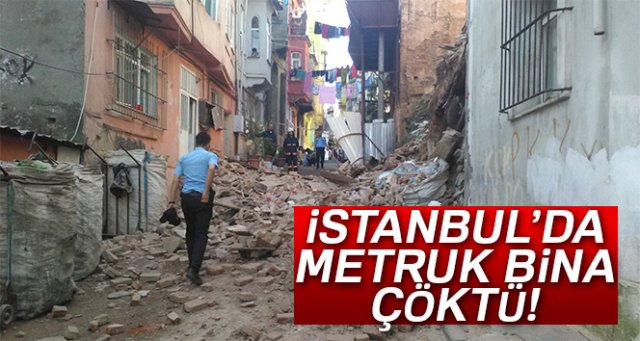 Beyoğlu'nda metruk bina çöktü