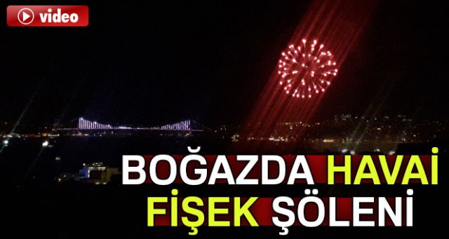 İstanbul Boğazı'nda havai fişeklerin görsel şöleni