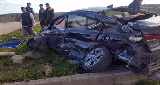 Sakarya'da kamyon ile otomobil çarpıştı: 1 ölü 2 yaralı