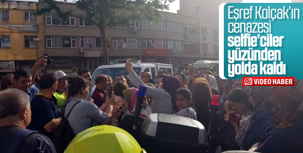 Eşref Koçak'ın cenaze töreninde selfie rezaleti