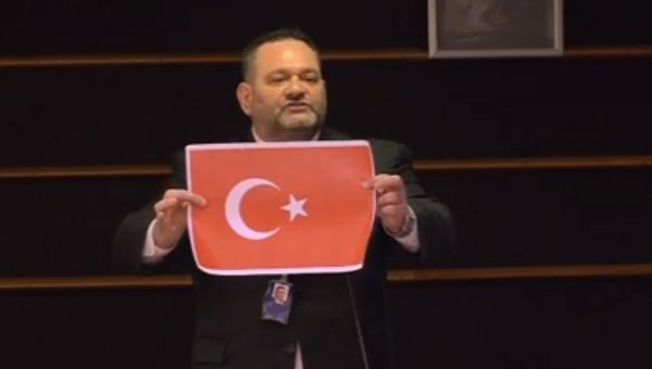 Türk Bayrağını yırtan Yunan vekil kim?