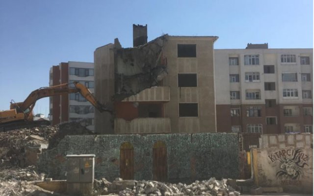 İpekyolu Belediyesi ağır hasarlı binaları yıkıyor