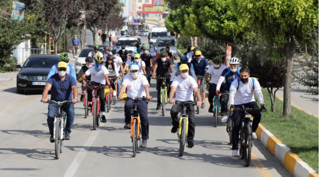 Van'daki bisiklet turu şehre renk kattı