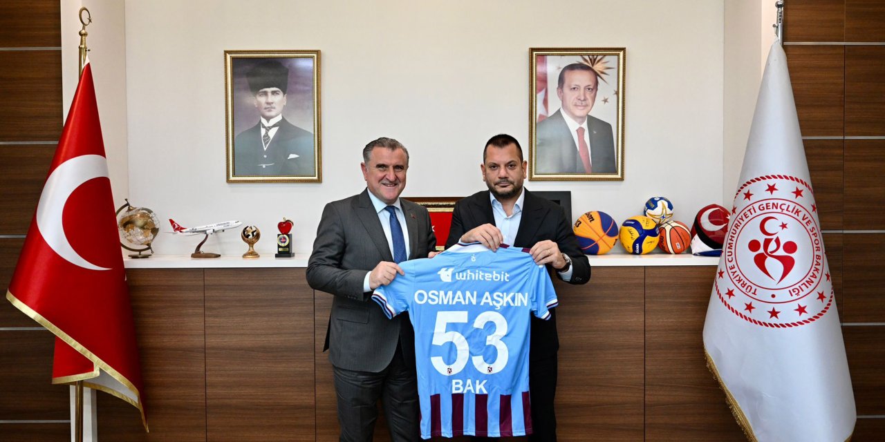 Trabzonspor Başkanı Doğan, Bakan Bak’a Forma Hediye Etti