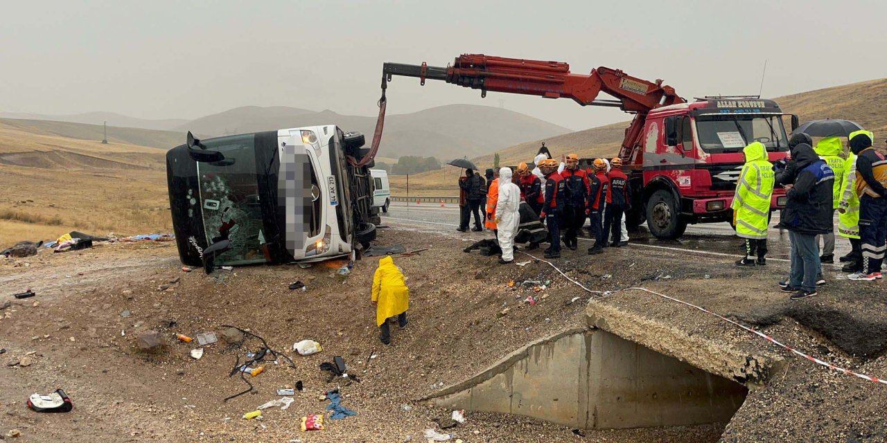 Sivas’ta Yolcu Otobüsü Şarampole Devrildi: 7 Ölü, 40 Yaralı