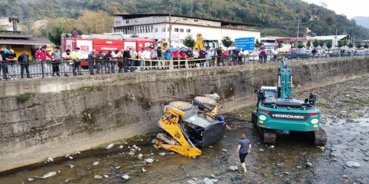 Trabzon’da İş Makinesi Dereye Uçtu