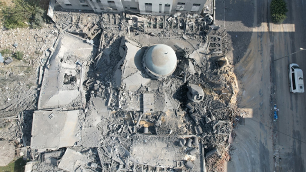 İsrail savaş uçakları Gazze’deki  Hıttin Camisi’ni vurdu