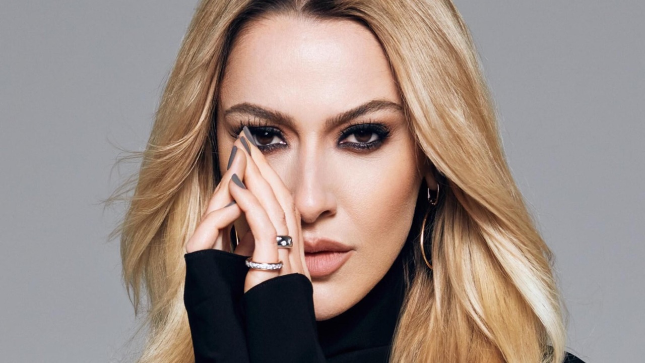 Hadise'nin Cumhuriyet’in 100. Yılına özel kıyafetleri dikkat çekti