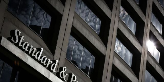 S&P hangi bankaların kredi görünümünü düşürdü?