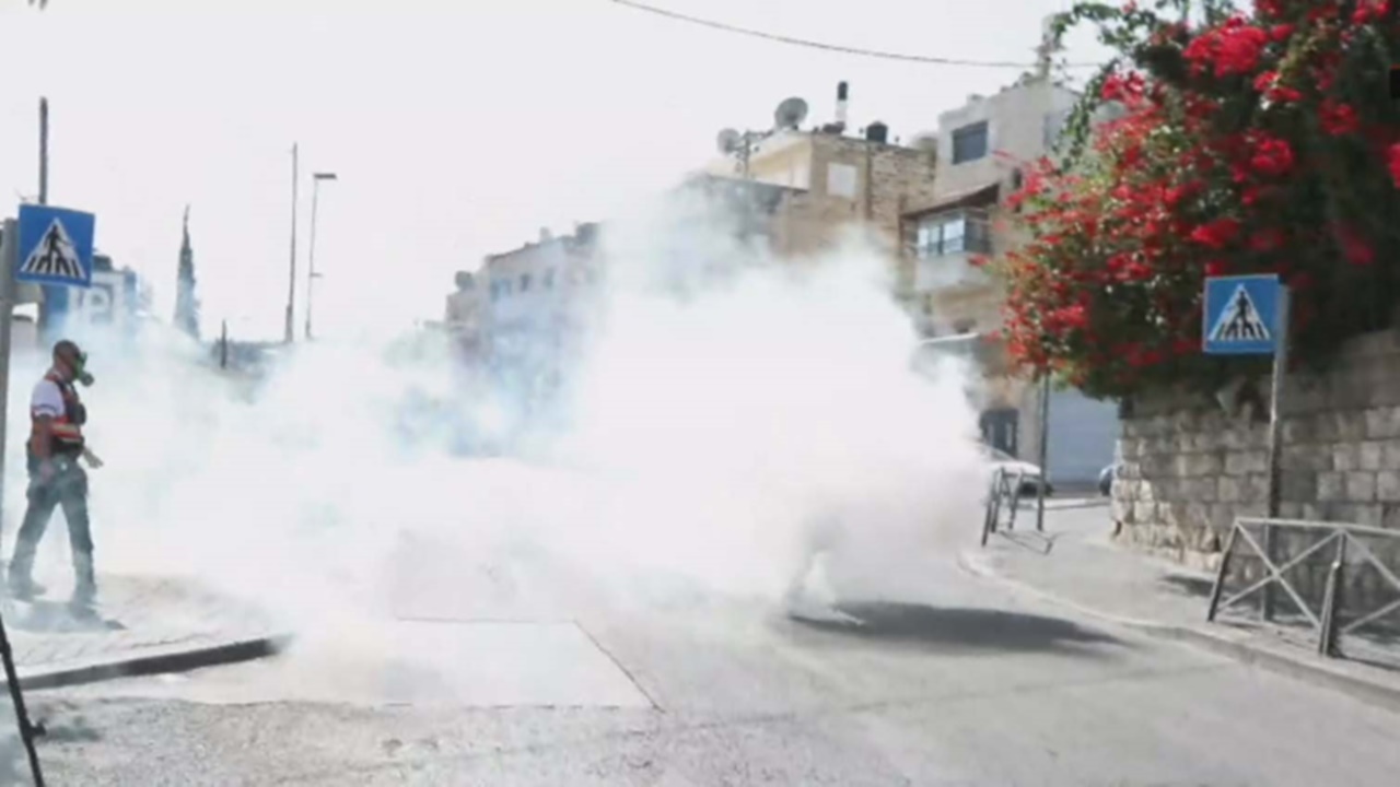 Mescid-i Aksa’da silahların gölgesinde Cuma namazı! İsrail polisi yine saldırdı