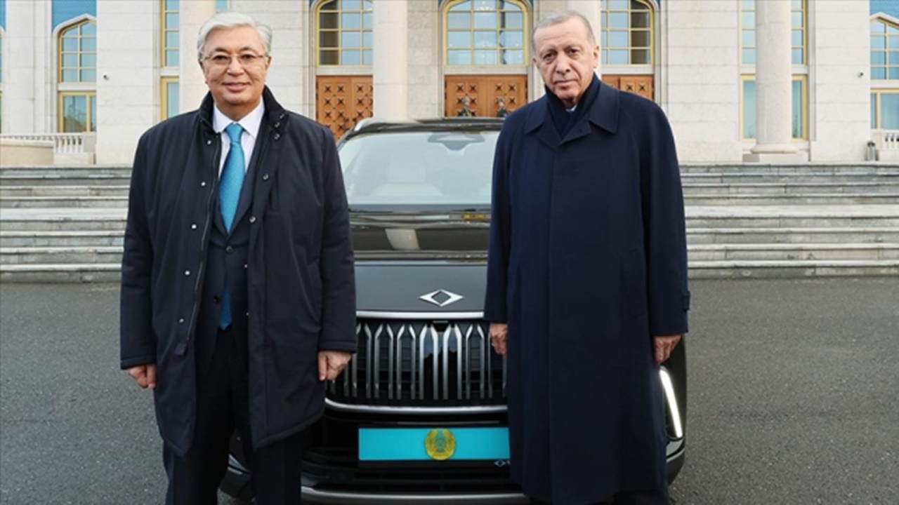 Cumhurbaşkanı Erdoğan Kazakistan’a gitti! Kazakistan Cumhurbaşkanı’na TOGG hediye edildi