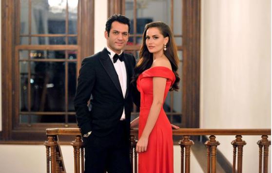 Fahriye Evcen ve Murat Yıldırım'ın filminin afişi çıktı