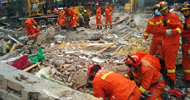4 Bina çöktü ağır bilanço 22 kişi yaşamını yitirdi