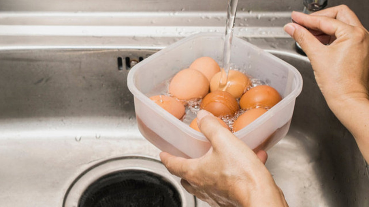 Haşlanmış yumurtanın suyunu sakın lavaboya dökmeyin! Bunu duyan çok şaşırıyor