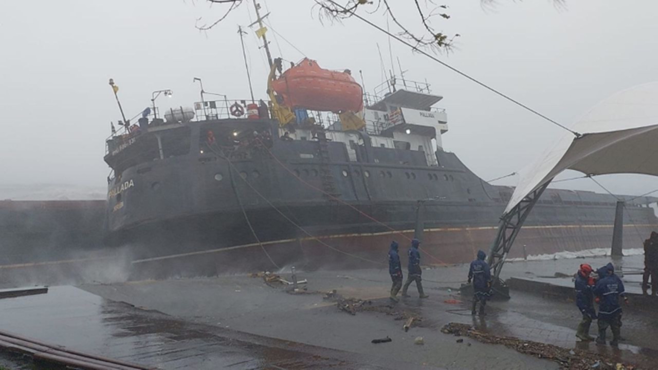 Zonguldak’ta fırtınaya yakalanan yük gemisi ikiye bölündü