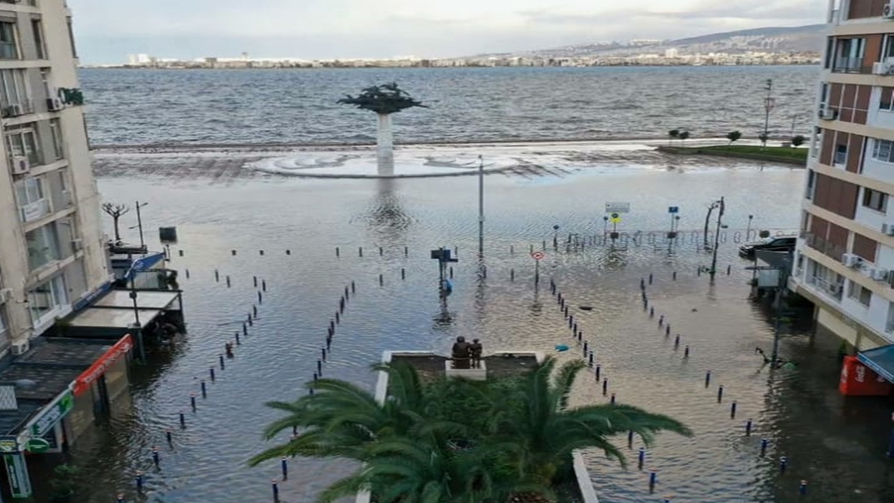 İzmir sular altında kaldı! Şiddetli yağış ve fırtına tsunami etkisi yarattı