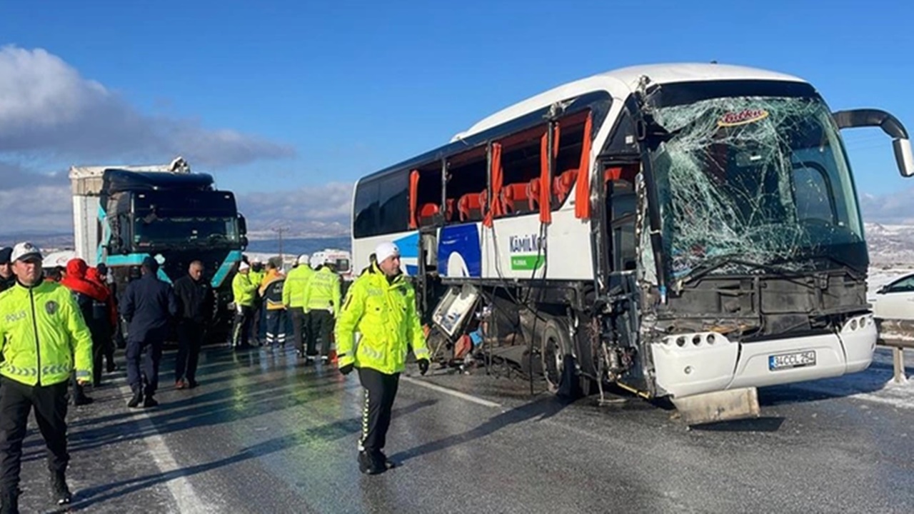 Sivas’ta feci kaza! Yolcu otobüsü ile TIR çarpıştı