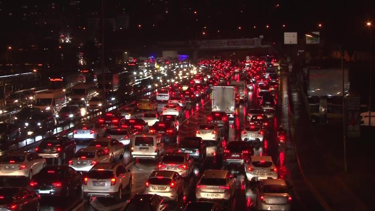 İstanbul trafik yoğunluğu son durum! Sağanak ve fırtına etkili oluyor
