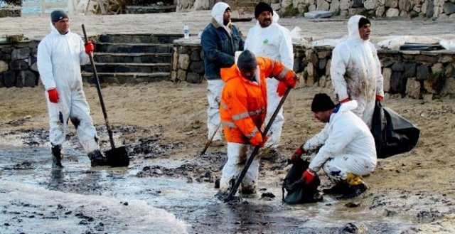 Çeşme sahillerinde katı yakıt temizliği