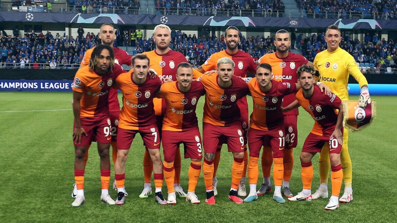 Galatasaray'da 2 futbolcunun bileti kesildi