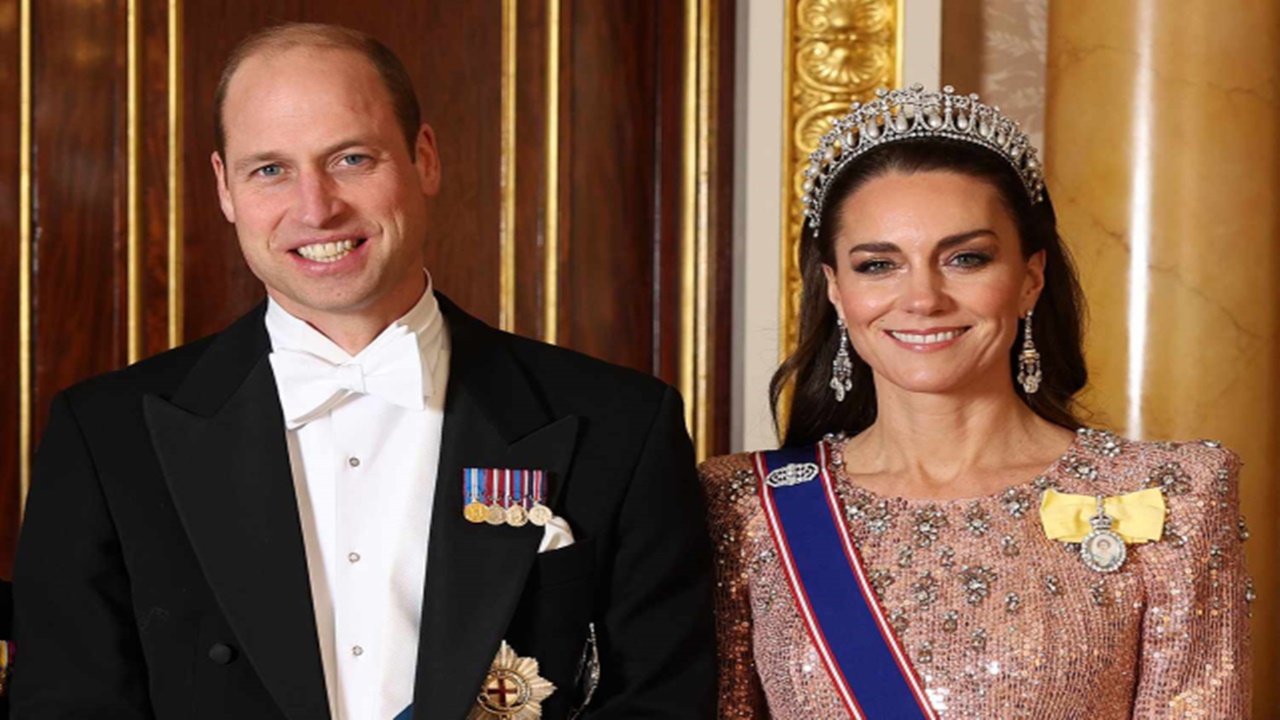 Kate Middleton şıklığıyla adta göz kamaştırdı