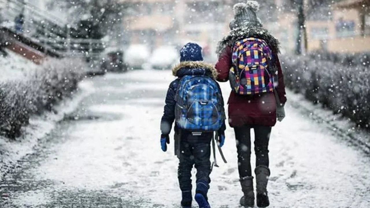 SON DAKİKA! Okullar tatil edildi: Kar ve fırtına eğitime engel oldu
