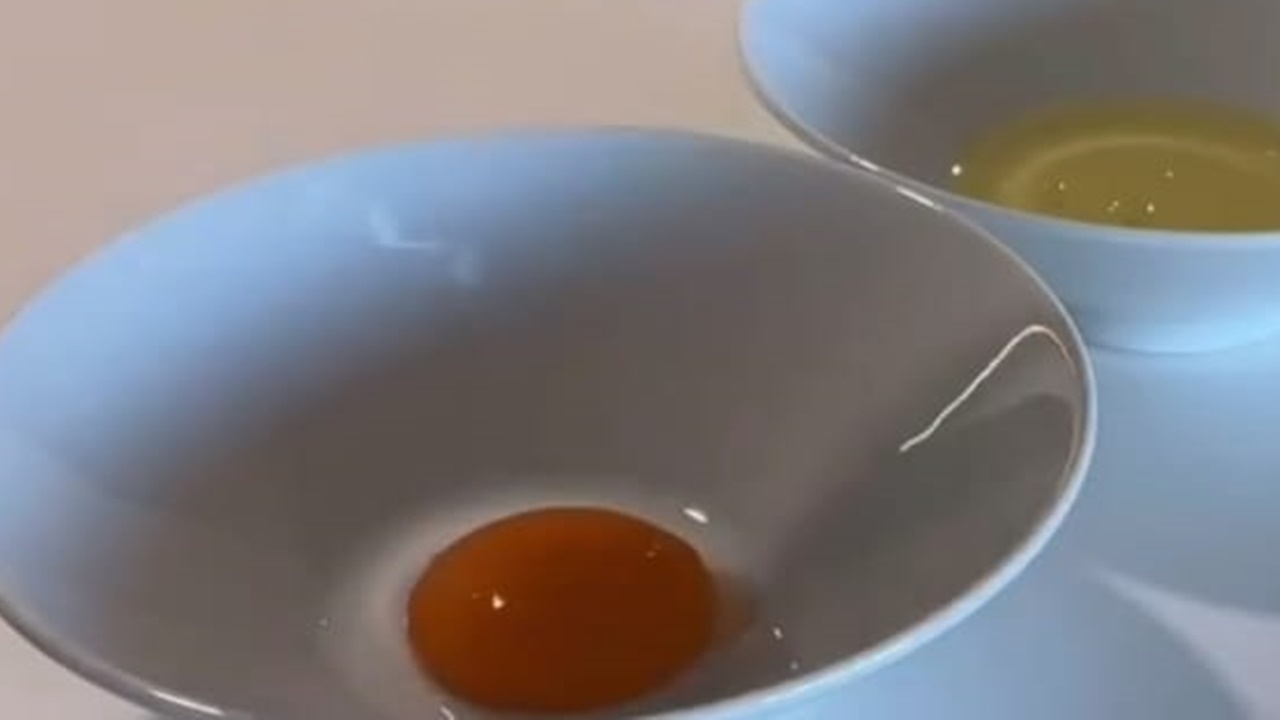 Yumurta sarısını uğraşmadan ayırmak için şipşak yöntem! Evinizdeki tek malzemeyle işiniz kolaylaşacak