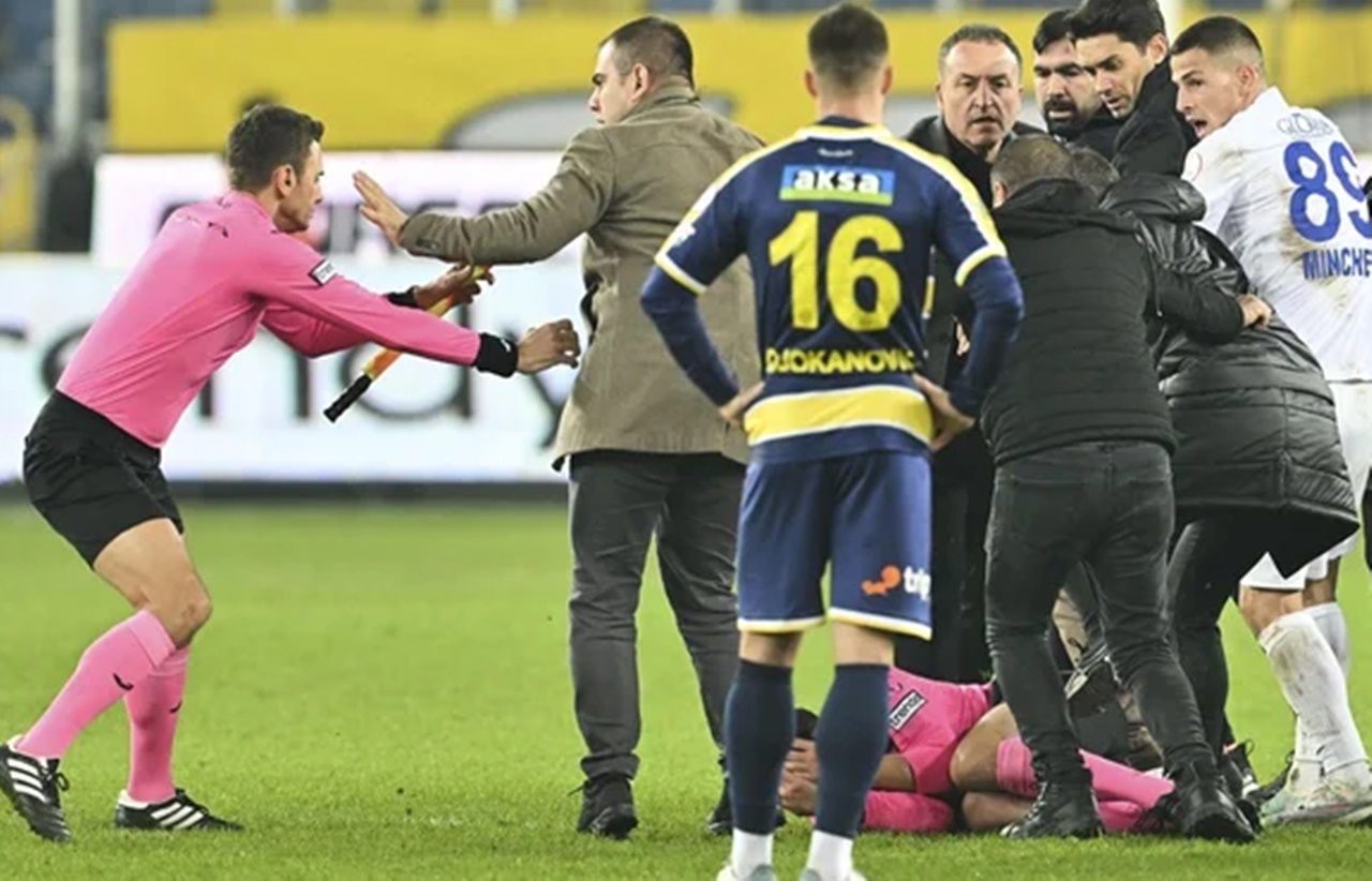 Hakem Halil Umut Meler'i yumruklayan Ankaragücü Başkanı ve 2 kişi adliyeye sevk edildi