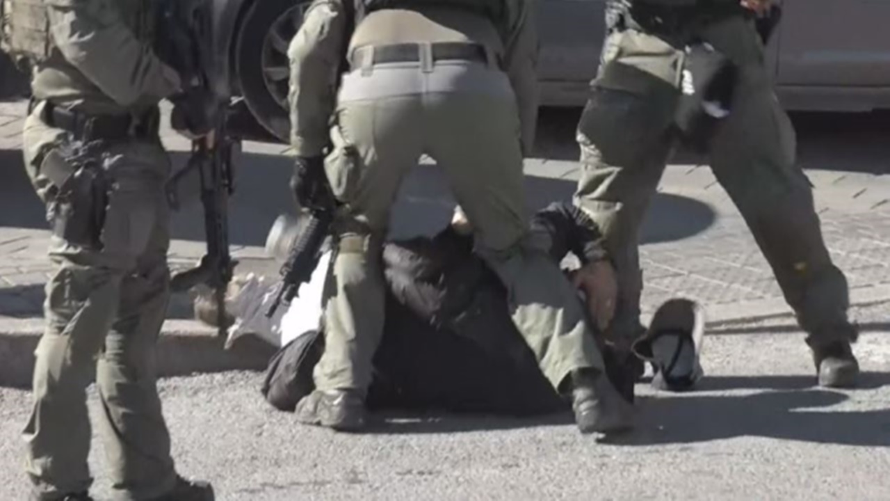 İsrail polisi Mescid-i Aksa’da gazeteciyi öldüresiye dövdü! AA foto muhabiri hastaneye kaldırıldı