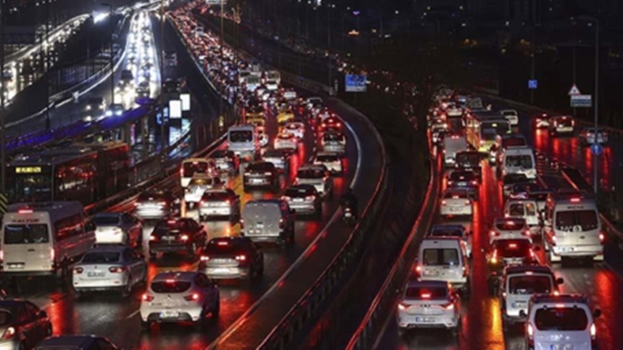 İstanbul sağanak yağışa teslim oldu trafik kilitlendi! İstanbul trafik yoğunluğu haritası