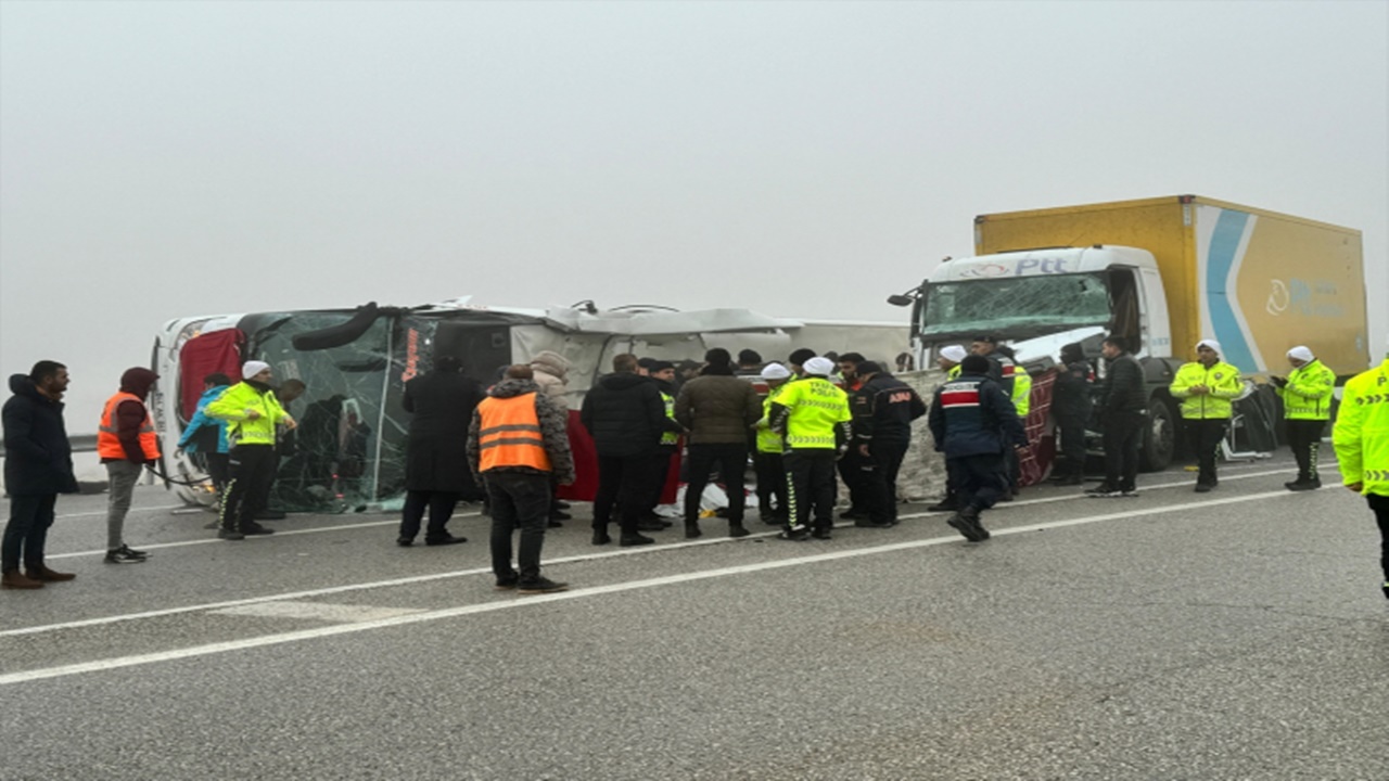 Malatya’da devrilen yolcu otobüsüne tır çarptı: Ölü ve yaralılar var