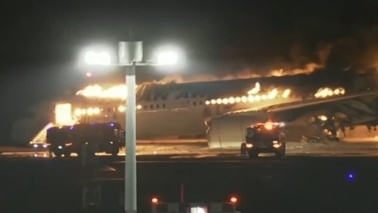 Haneda Havalimanı’nda alev alev yanan uçaktaki yolcular saniyeler içinde tahliye edildi