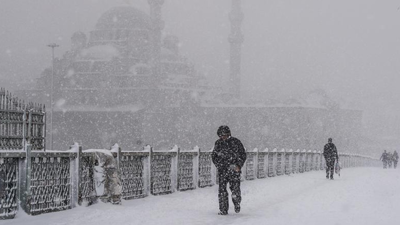 Hazır olun! Sıcaklıklar 10 derece birden düşecek, Balkanlardan gelen soğuk hava titretecek