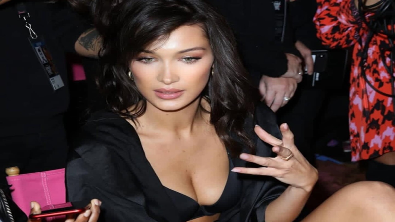 Bella Hadid üstsüz pozlarıyla adeta yürek hoplattı