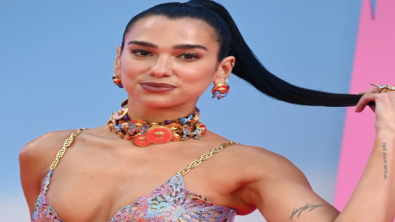 Dua Lipa sosyal medyada alay konusu oldu! şamdana benzetildi