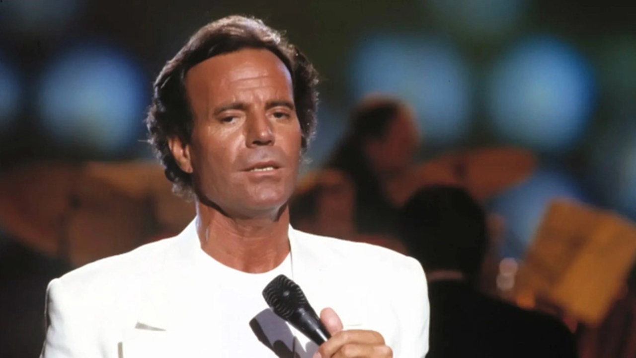 Julio Iglesias gözaltına alındı! Valizinden bakın neler çıktı