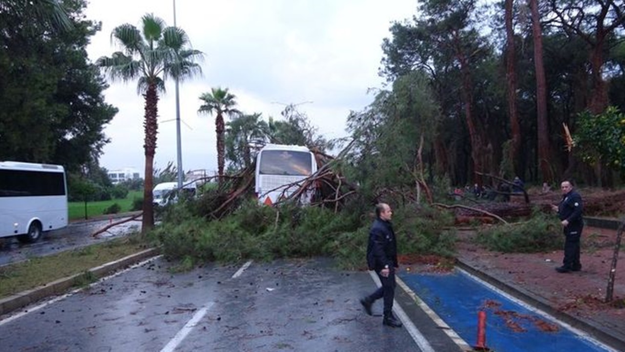 antalya-firtina-veyagisa-teslim-oldu-agaclar-sokuldu-ev-ve-is-yerlerini-su-basti.jpg