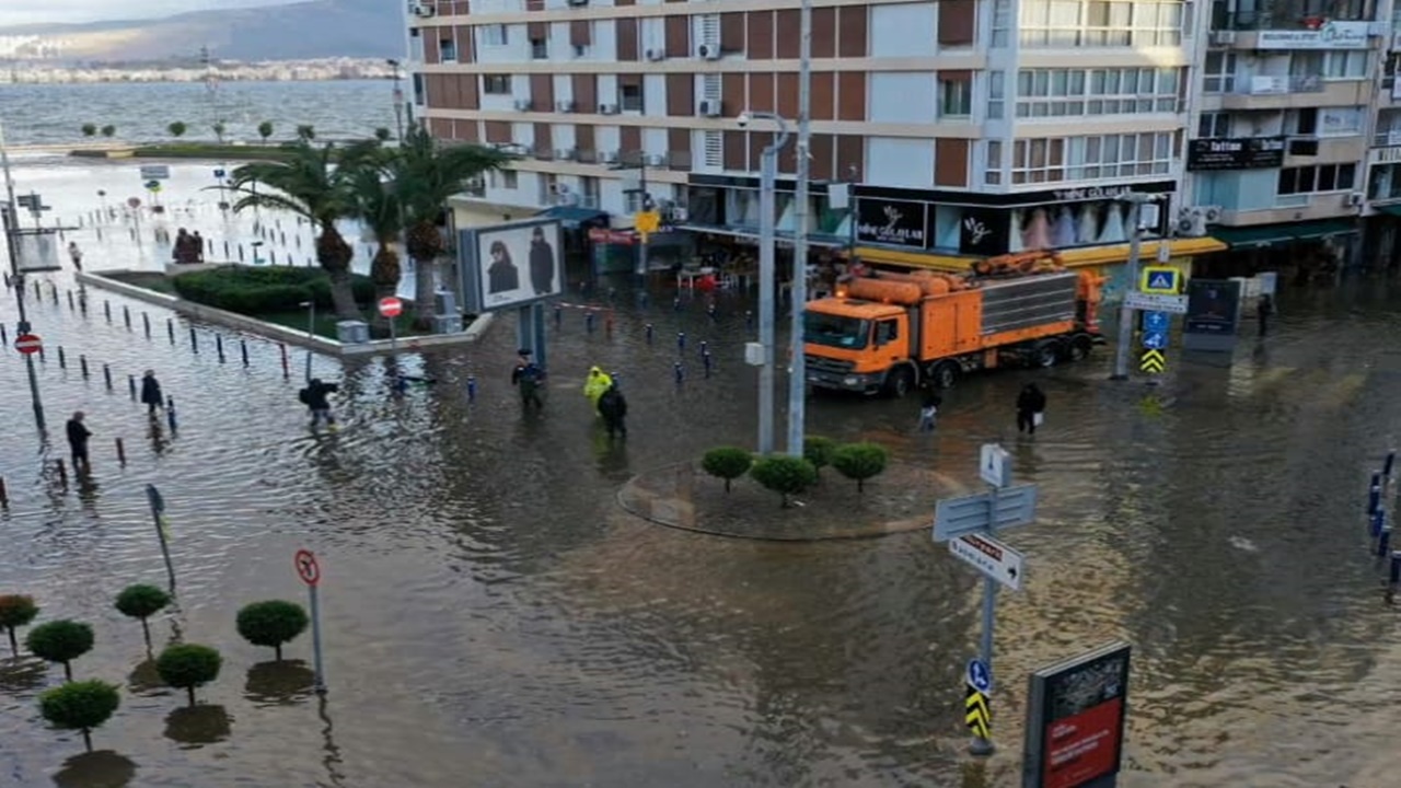 izmir-sular-altinda-kaldi-siddetli-yagis-ve-firtina-tsunami-etkisi-yaratti.jpg