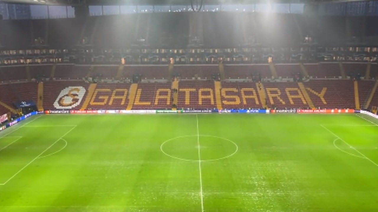 galatasaray-manchester-united-maci-iptal-mi-mac-ertelendi-mi-saganak-sonrasi-zemin-incelendi-karar-cikti.jpg