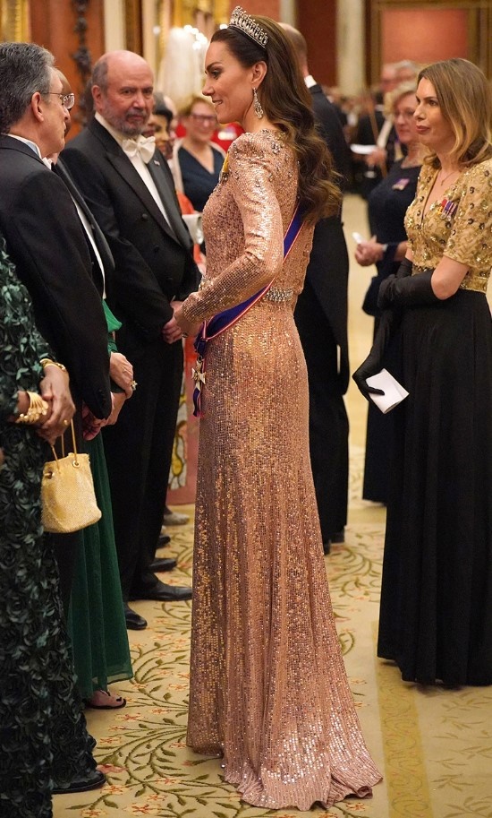 kate-middleton-sikligiyla-adeta-goz-kamastirdi-001.jpg