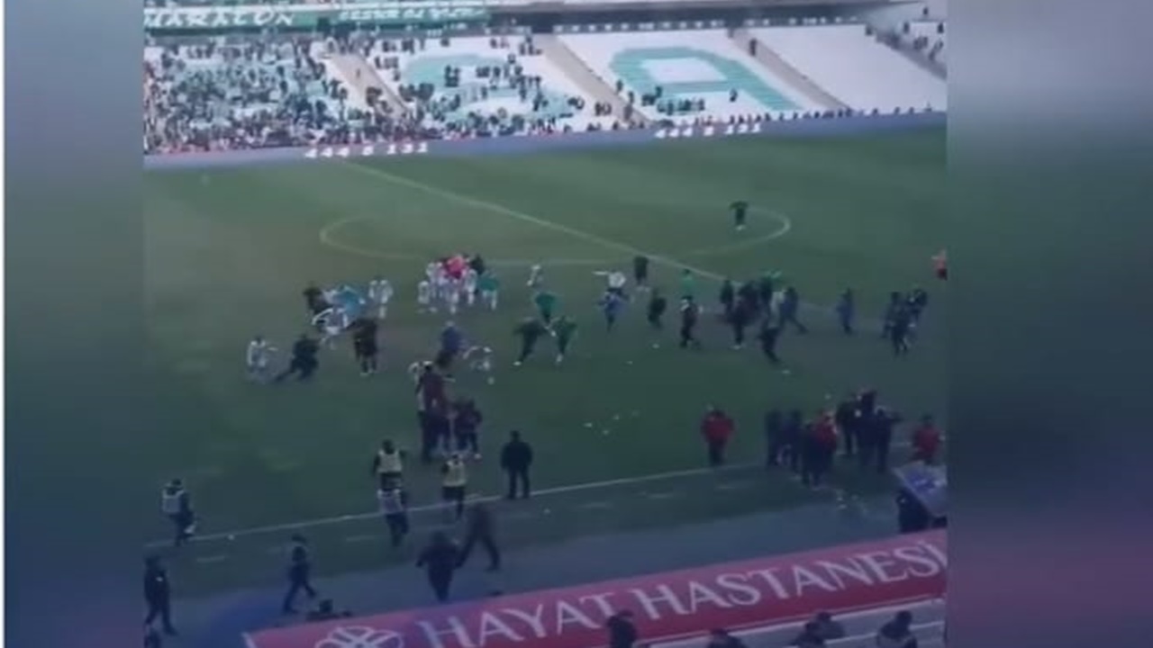 bursaspor-diyarbekirspor-maci-karisti-tekmeler-havada-ucustu-5-kirmizi-kart-cikti-002.jpg